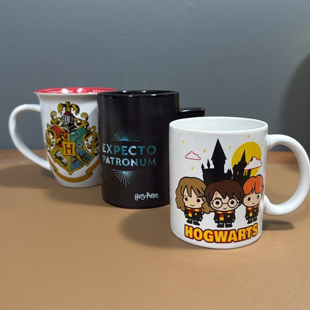 Harry Potter coffee cups set of 3 black changes heat but had small chip see pics